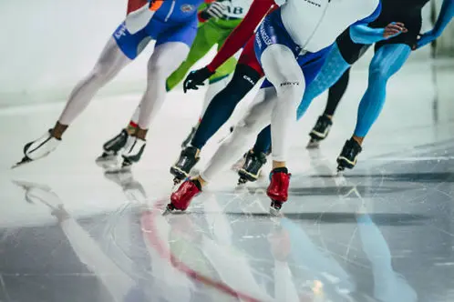 foto van schaatsers die van baan wisselen